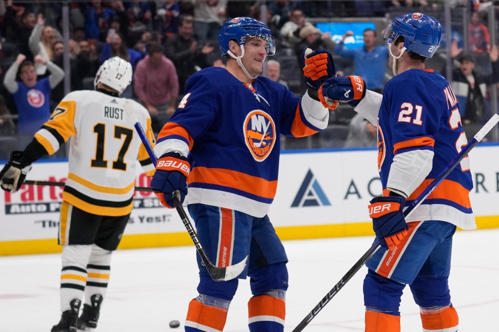 Kyle Palmieri (right) celebrates with Samuel Bolduc after scoring his 30th goal of the season in the second period of the Islanders' win.