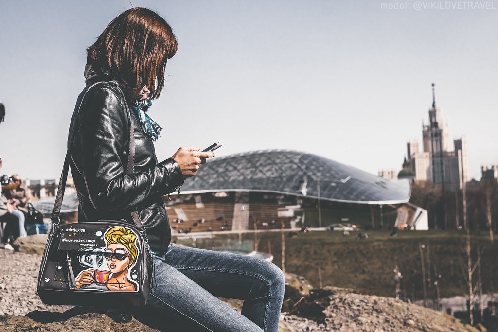 Digital detox lifestyle featuring low distraction 4G feature phones
